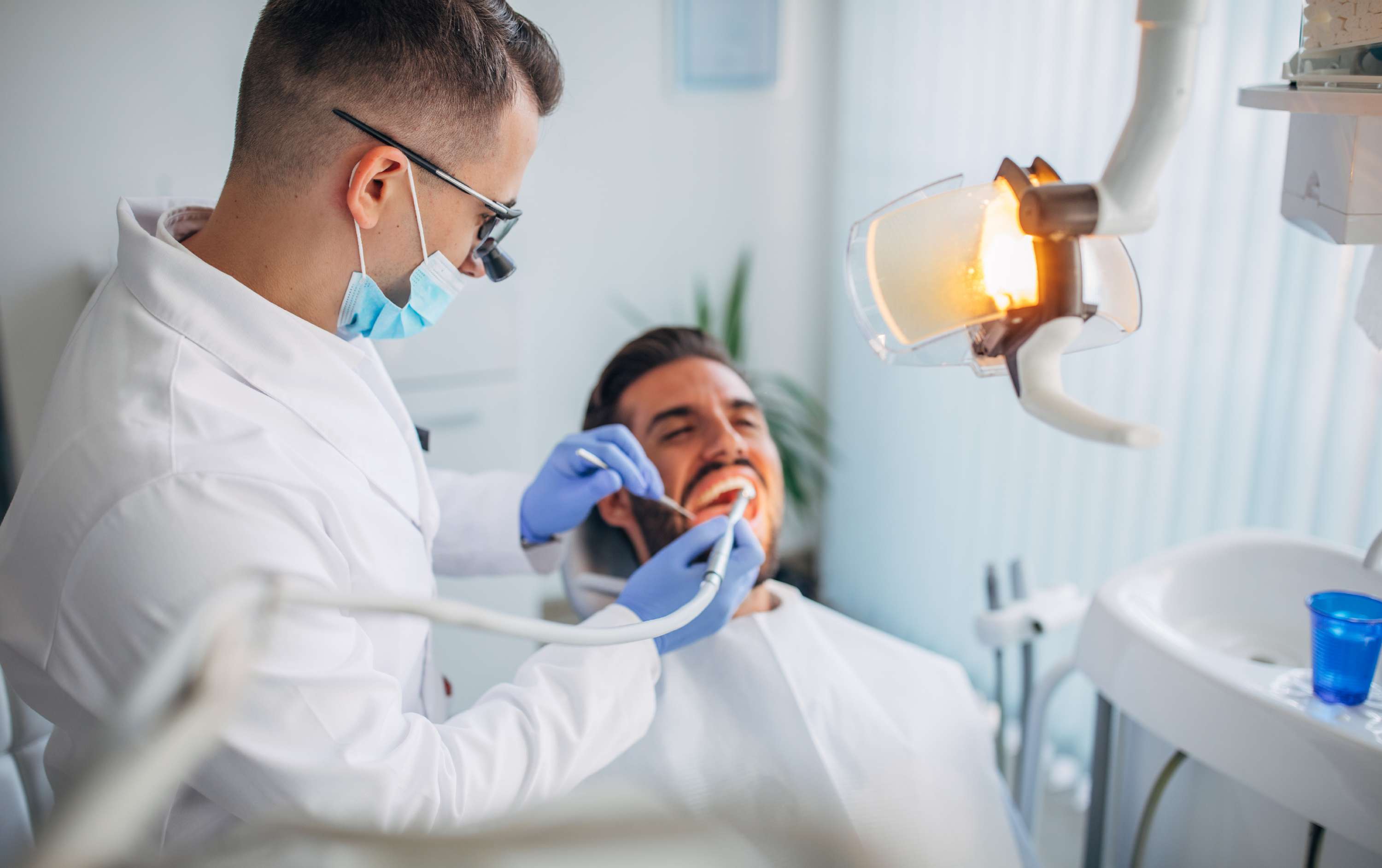 Dentista al lavoro con un paziente